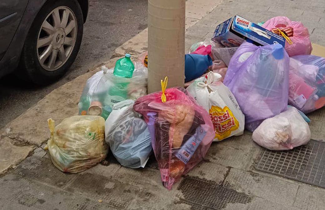 ambiente mar cumuli immondizia